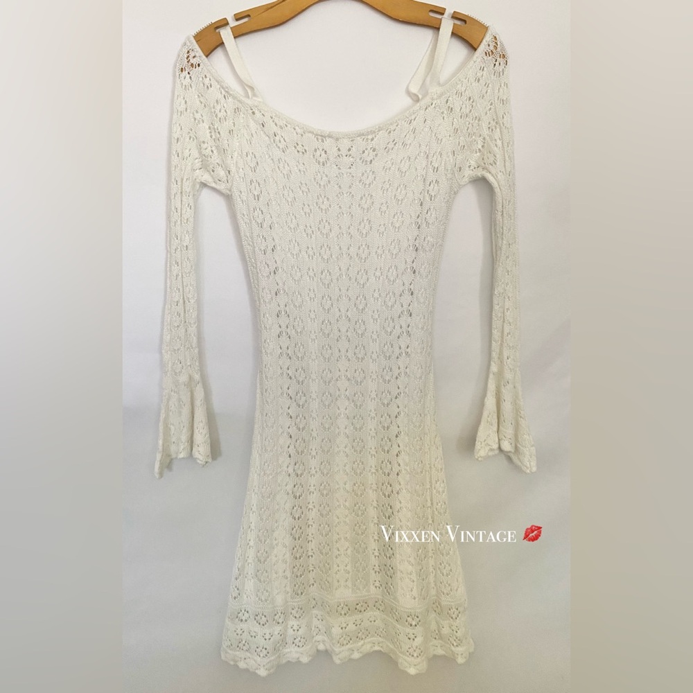 VENUS COLD SHOULDER CROCHET BELL SLEEVE BODYCON DRESS IN WHITE - Picture 4 of 7